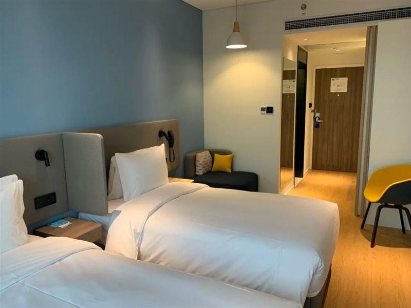 Express Baoyang By Ihg Hotel 3*